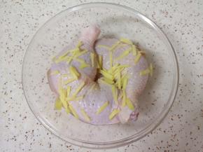 生姜切成丝，放在鸡腿上面。 