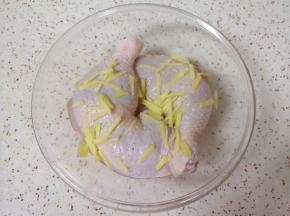 生姜切成丝，放在鸡腿上面。 