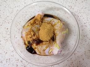 加入味极鲜酱油、生抽、蚝油和烤肉腌料。 