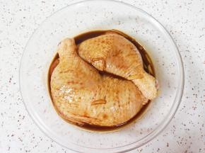 带上一次性手套抓捏均匀，盖上保鲜膜腌制过夜。 