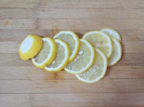 柠檬洗干净切成片。 