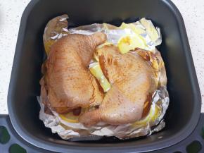 放入腌好的鸡腿。 