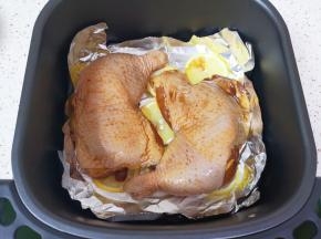 放入腌好的鸡腿。 