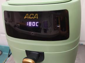 空气炸锅选择“全鸡”功能，180度空炸30分钟。 