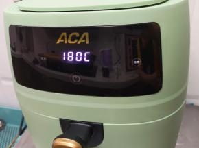 空气炸锅选择“全鸡”功能，180度空炸30分钟。 