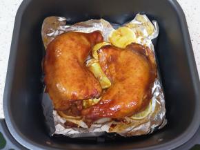 烤至10分钟的时候抽出炸篮，给鸡腿上面刷上一层腌料汁，继续烤5分钟。