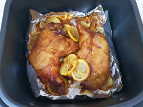 5分钟以后抽出炸篮，将鸡腿翻面，刷上一层腌料汁烤10分钟。 