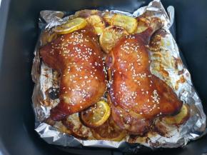 最后5分钟的时候抽出炸篮，将鸡腿再次翻面，撒上熟白芝麻烤5分钟。 