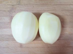 土豆去皮洗干净。 