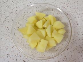 加入橄榄油和盐搅拌均匀。