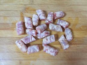 香肠解冻切成小段，上面切花刀。 