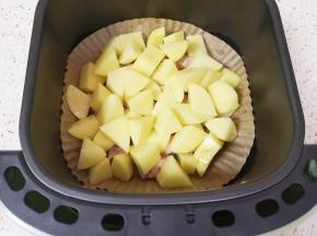 放上土豆块。 