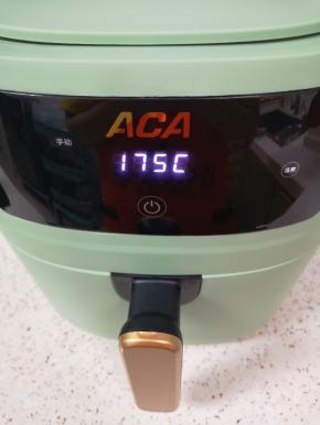 空气炸锅选择“手动”功能，175度空炸30分钟。 