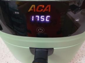空气炸锅选择“手动”功能，175度空炸30分钟。 