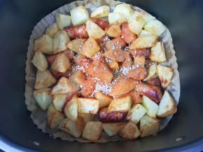 最后5分钟的时候抽出炸篮，放入孜然粉、辣椒粉和熟白芝麻，搅拌均匀继续空炸5分钟。 