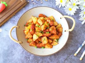 出炉装盘，撒上葱花。 