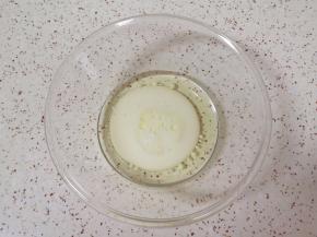 牛奶和玉米油一起倒入盆里。