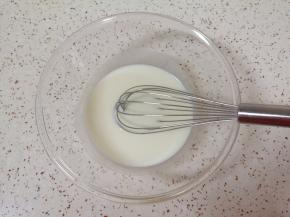 用手动打蛋器充分搅打均匀。 