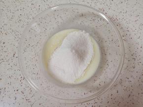 筛入低筋面粉。