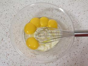 加入蛋黄。