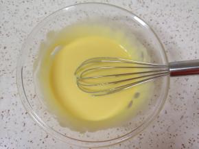 搅打均匀至顺滑状，放在一边备用。 