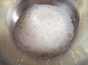蛋清里面加入几滴白醋，用电动打蛋器打发至粗泡状。