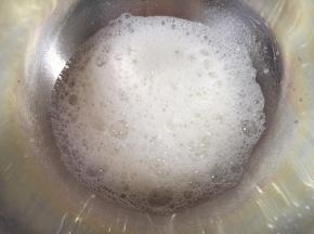 蛋清里面加入几滴白醋，用电动打蛋器打发至粗泡状。