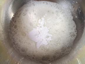  分两次加入糖粉。 