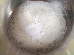  分两次加入糖粉。 