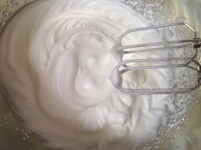 打发至小弯钩状。 