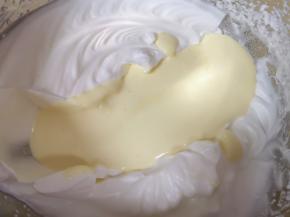 再把混合好的蛋黄糊倒回到剩下的三分之二蛋白里面，以同样的手法继续混合均匀。 