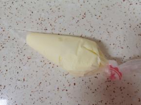 沙拉酱装入裱花袋。烤箱上下管150度预热。 