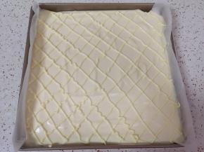 用沙拉酱“画出”蛋糕表面的格子（手笨画的不直，大家见笑了）。 