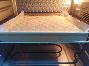 送入预热好的烤箱。 