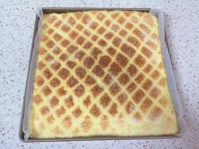 出炉轻震几下，带油纸一起取出，撕开油纸晾至手温。 