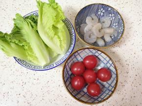 食材清洗干净。 