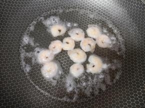 锅里放水烧开，加入1勺料酒下入虾仁煮熟，捞出冲洗干净备用。

