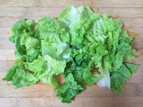 生菜心切成小块。 