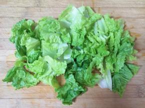 生菜心切成小块。 
