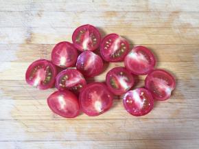 圣女果对半切开。 