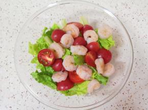 蔬菜和虾仁一起放入盆里。 