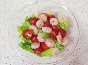 蔬菜和虾仁一起放入盆里。 