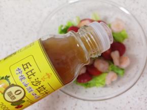 加入自己喜欢的沙拉汁（我选择的是丘比柠檬油醋口味沙拉汁）搅拌均匀。