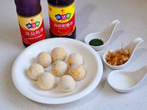 准备食材，章鱼小丸子买的半成品。