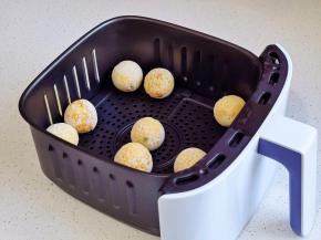 无需解冻，放入空气炸锅中，190度烤13分钟。