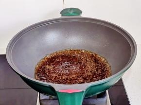 照烧汁倒入锅中，加150克清水烧开。