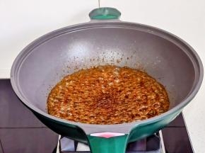 倒入水淀粉，浓稠关火。