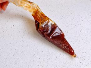 凉后装入裱花袋。