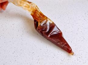 凉后装入裱花袋。