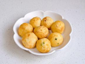 炸好的章鱼小丸子装盘。